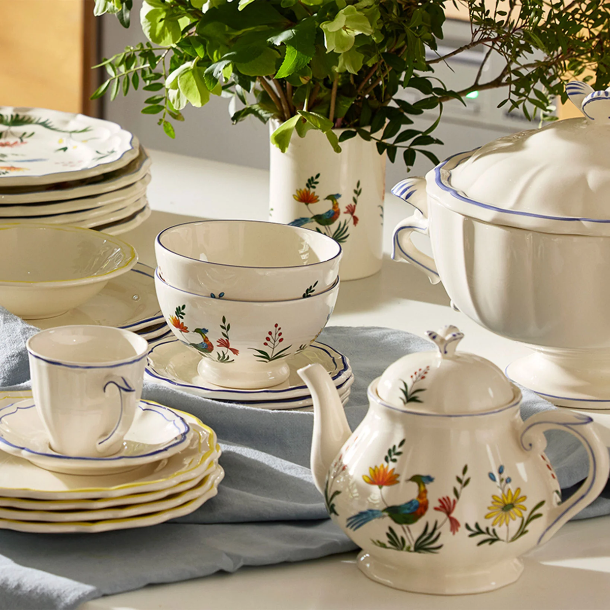 Gien, Oiseaux paradis, 2 tea cups.