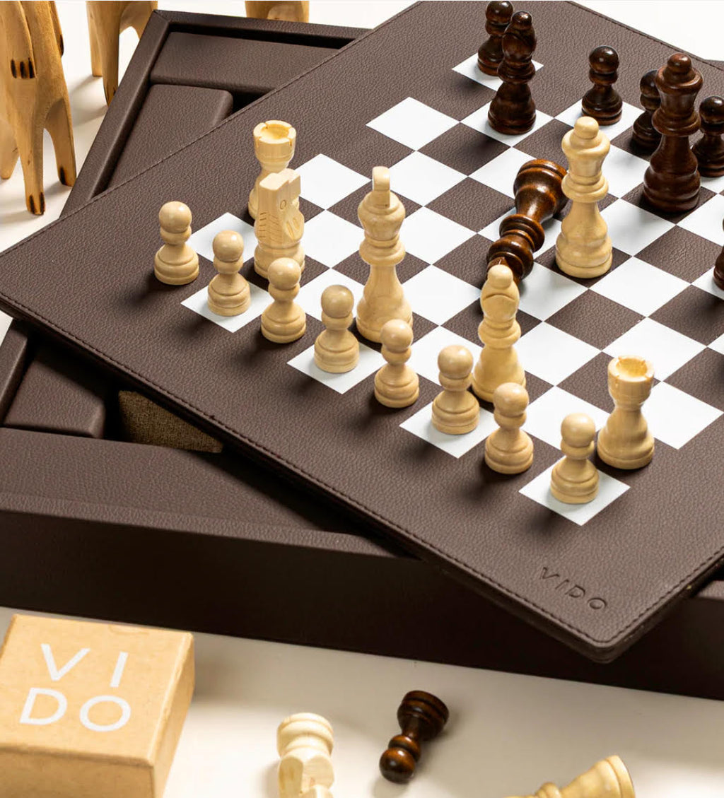 Vido, Walnut brown chess set.