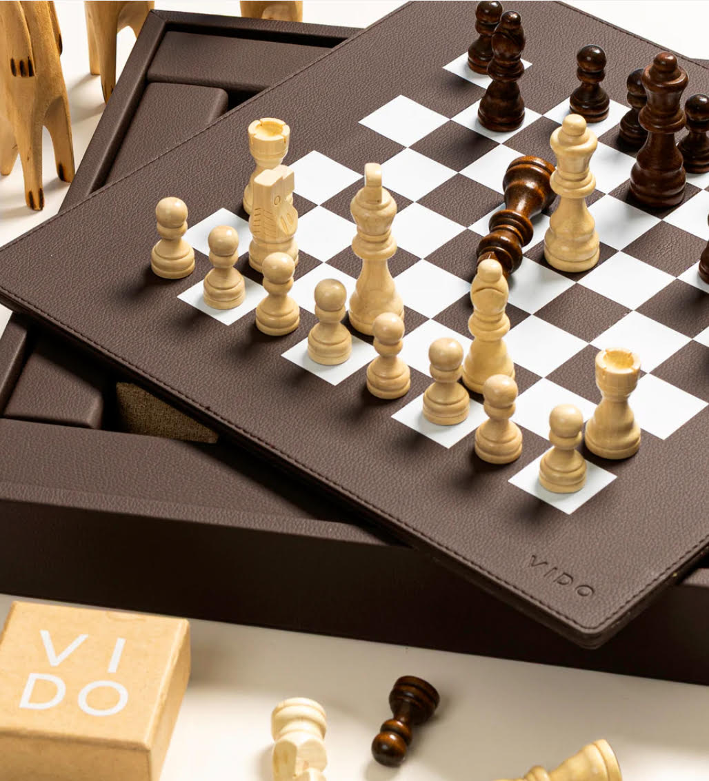 Vido, Walnut brown chess set.